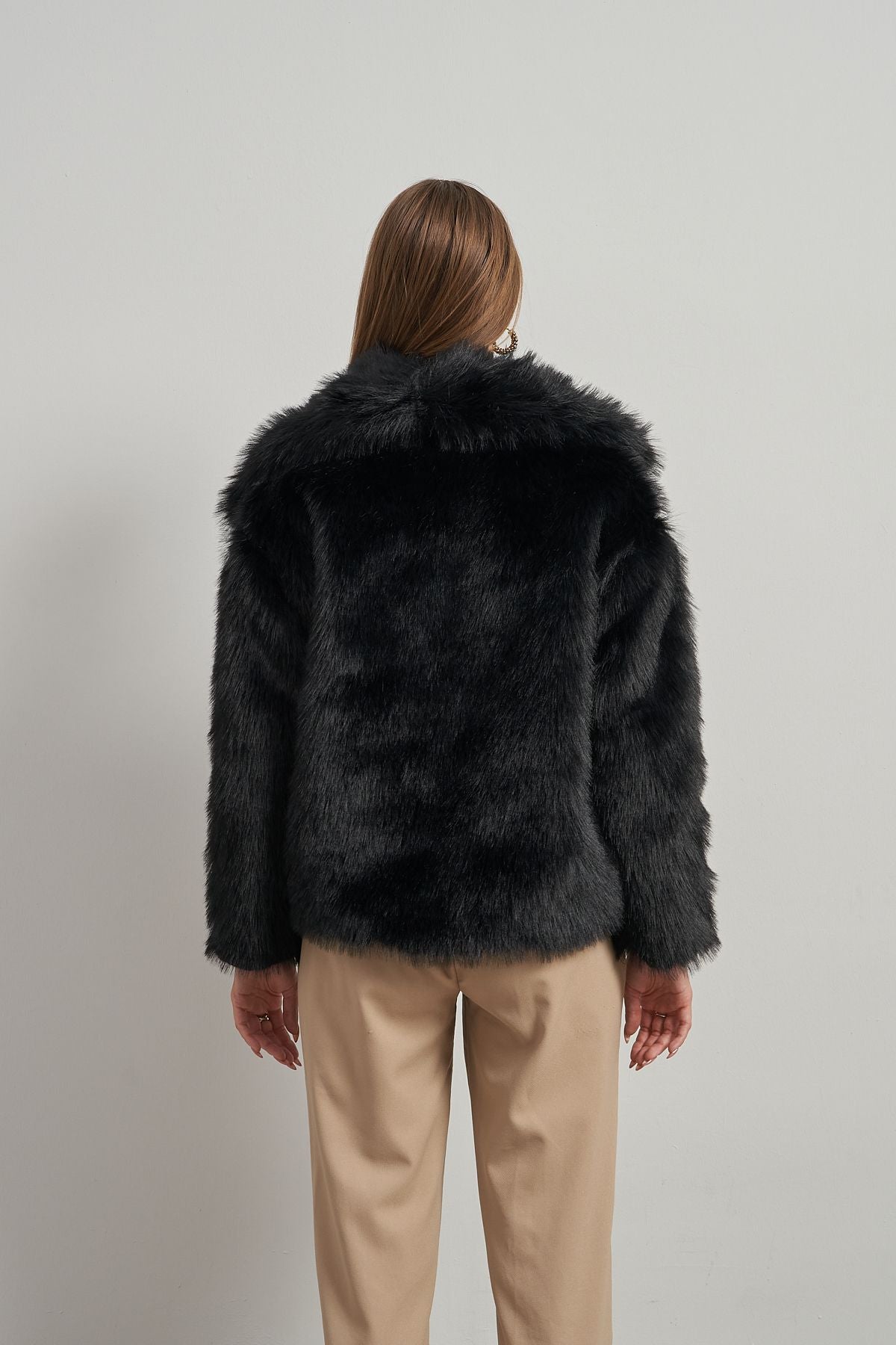 Schwarzer Kunstpelzmantel für Damen - Premium Plüsch, Winterdesign