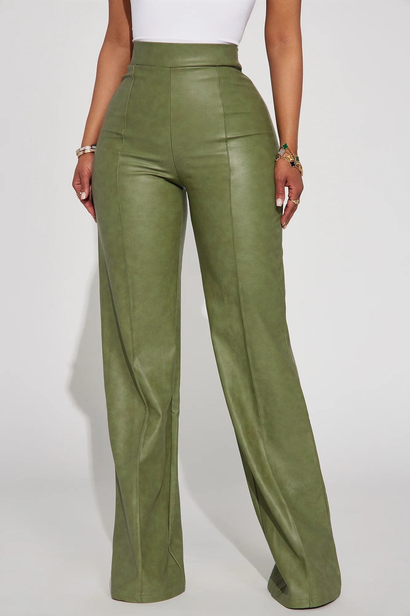 https://cdn.shopify.com/s/files/1/0293/9277/files/01-18-24_S2_23_CAP10413_Olive_P_CB_RA_14-31-24_28541_PXF_JF.jpg?v=1722627653