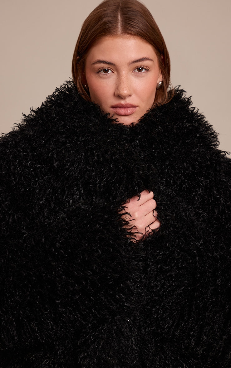 https://cdn-img.prettylittlething.com/0/4/7/2/04726193f12346f7c89c3939e17f9368edc0be1e_CNO1226_4_black_mongolian_fur_midi_coat.jpg