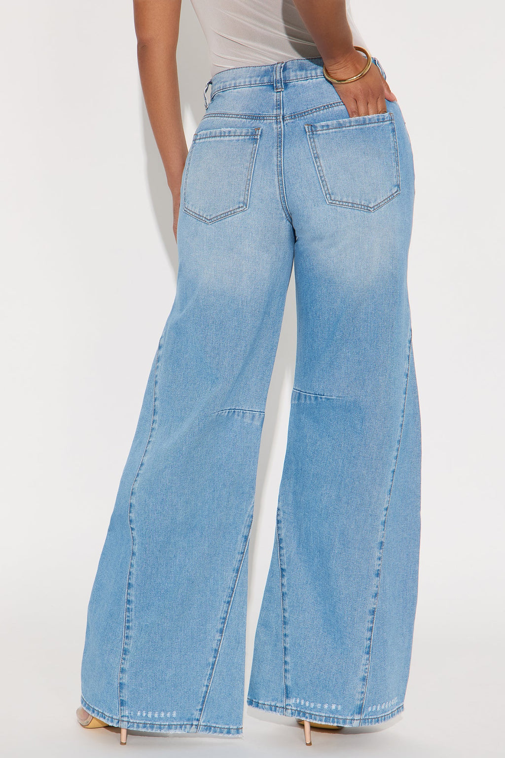 https://cdn.shopify.com/s/files/1/0293/9277/files/06-02-25_S1_54_FN26375FT46TALL_LightWash_AE_DO_15-44-23_9076_PXF.jpg?v=1748977218