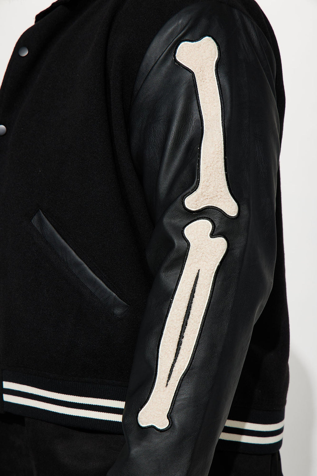 https://cdn.shopify.com/s/files/1/0293/9277/files/06-15-23Studio7_KF_AP_7-27AM_45_FNMK014_Black_R_15252_PLUS_EH.jpg?v=1687470916