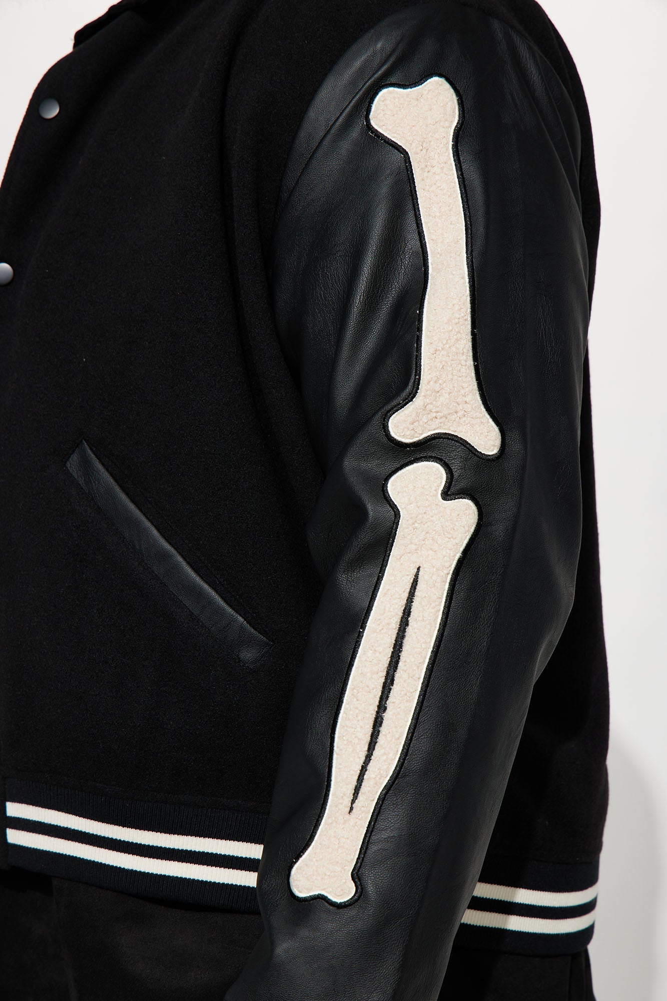 https://cdn.shopify.com/s/files/1/0293/9277/files/06-15-23Studio7_KF_AP_7-27AM_45_FNMK014_Black_R_15252_PLUS_EH.jpg?v=1687470916