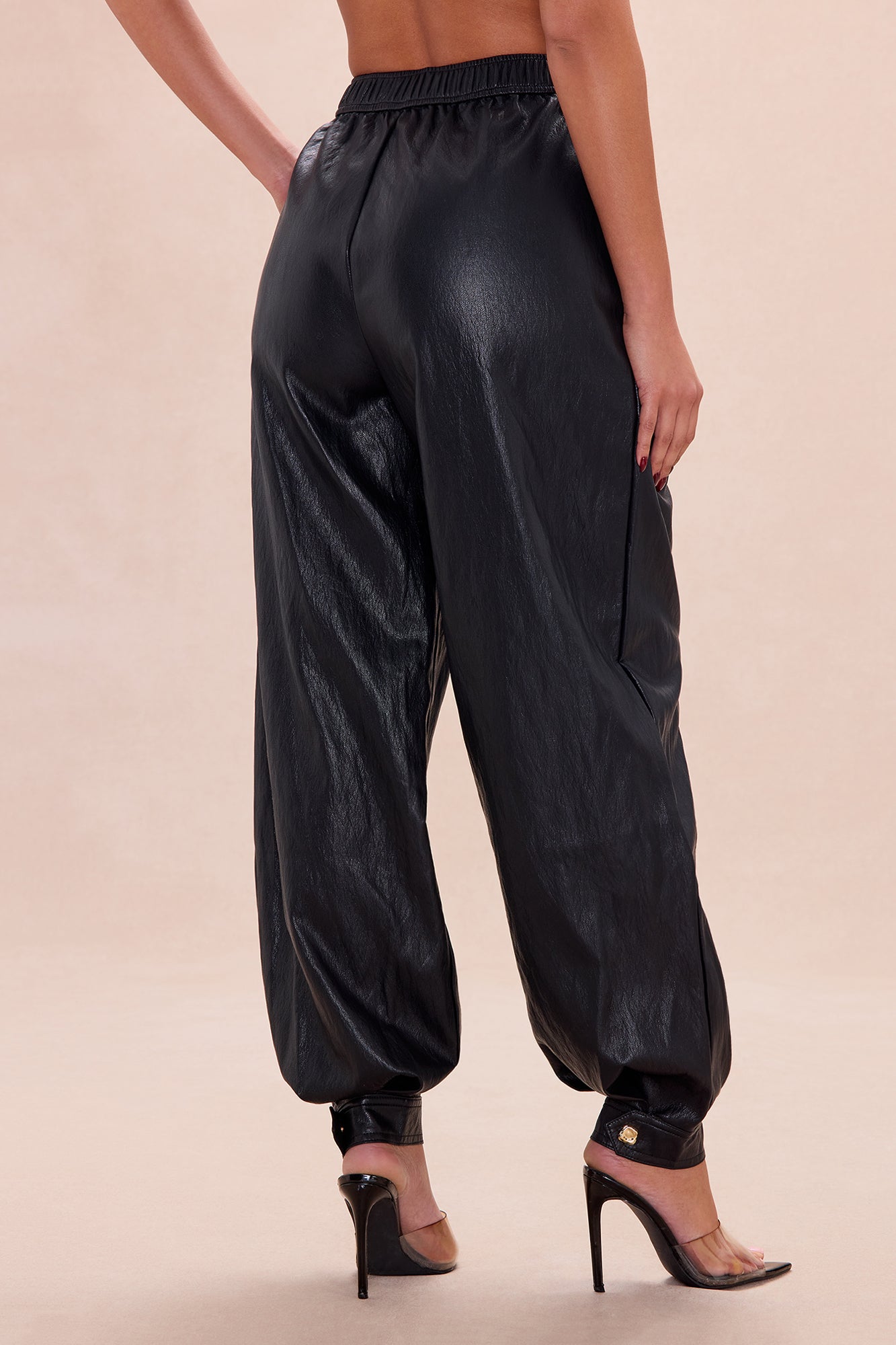 https://cdn.shopify.com/s/files/1/0293/9277/files/12-16-25_S5_23_25GW111C_Black_AB_IM_12-11-28_17986_PXF.jpg?v=1766077875