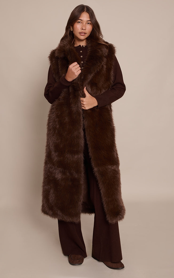 https://cdn-img.prettylittlething.com/1/6/6/d/166d76a9693ac1b02a1ef6e59d109e8f4fb7c66c_CNO0286_1_chocolate_faux_fur_maxi_gilet.jpg