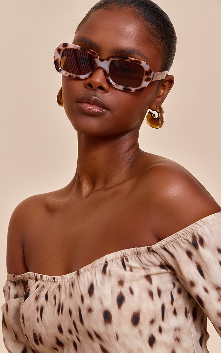 https://cdn-img.prettylittlething.com/1/7/f/f/17ff8dda1c2b813bec456068c2ff0d5bb07cafe6_CNN3045_1_pale_tortoiseshell_square_chunky_sunglasses.jpg