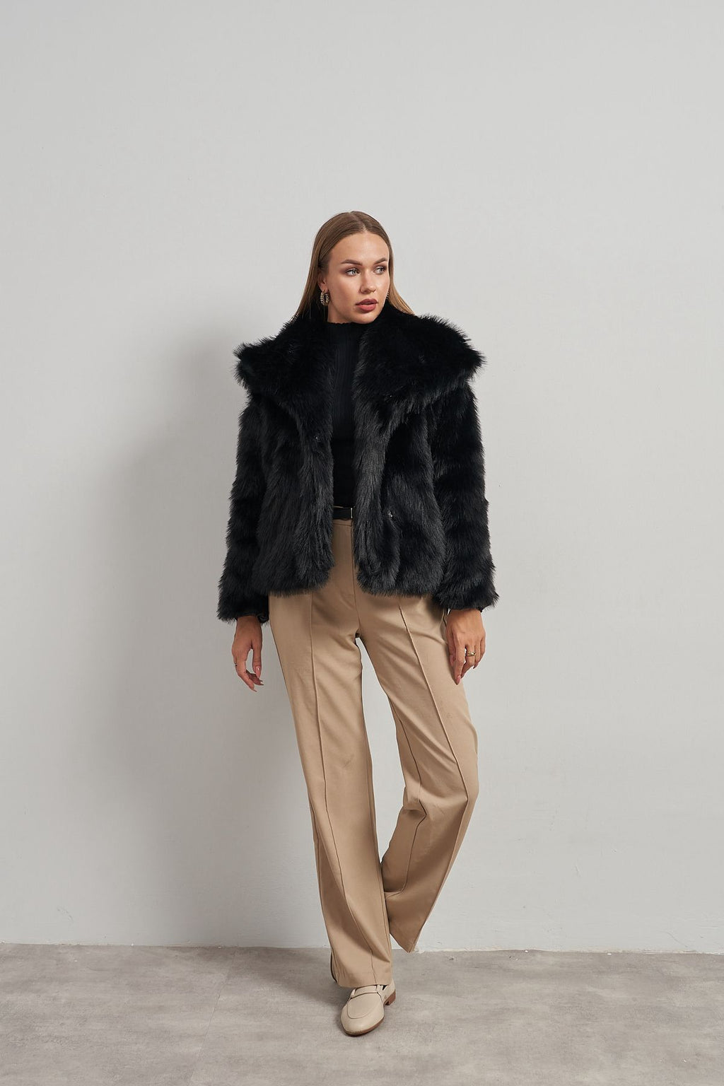 Schwarzer Kunstpelzmantel für Damen - Premium Plüsch, Winterdesign