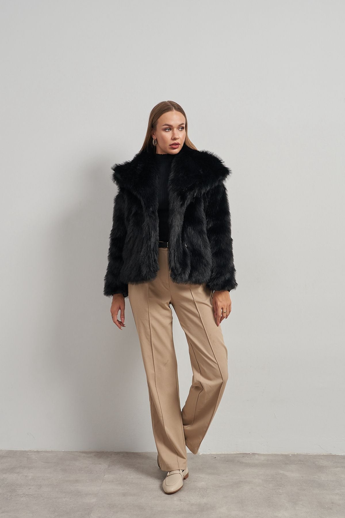 Schwarzer Kunstpelzmantel für Damen - Premium Plüsch, Winterdesign