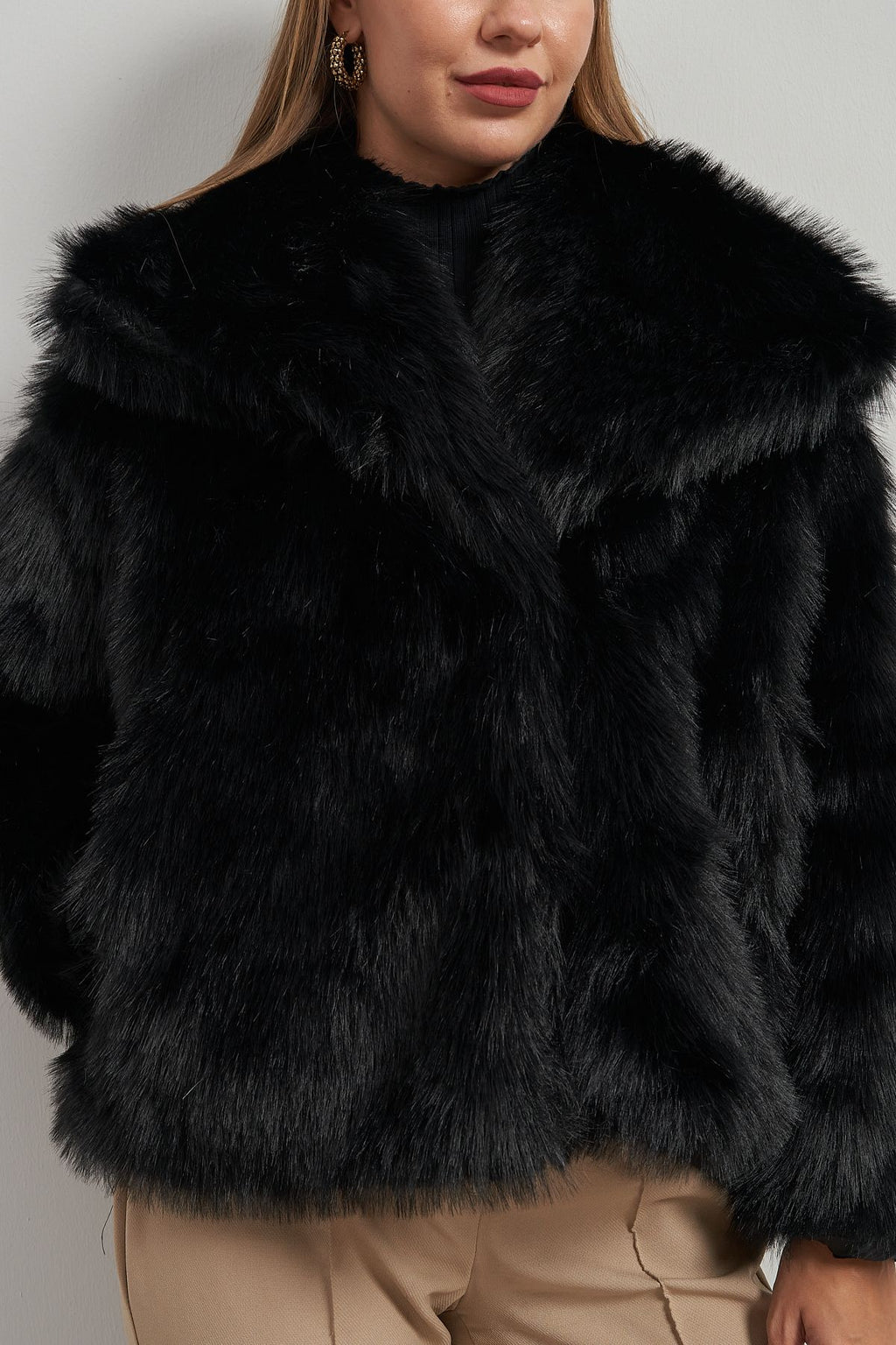 Schwarzer Kunstpelzmantel für Damen - Premium Plüsch, Winterdesign