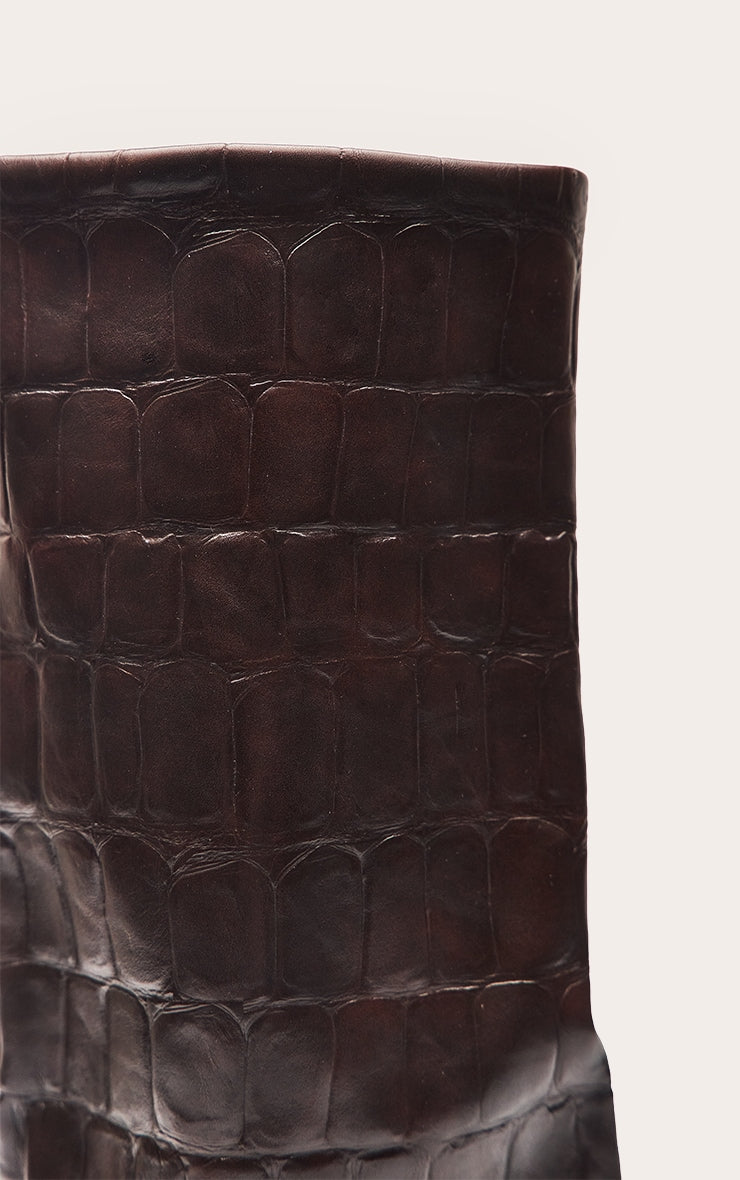 https://cdn-img.prettylittlething.com/2/2/1/5/22151604e0575763670dcfbee482a71f930a198b_CNP8677_5_chocolate_croc_faux_leather_stiletto_foldover_knee_high_boots.jpg