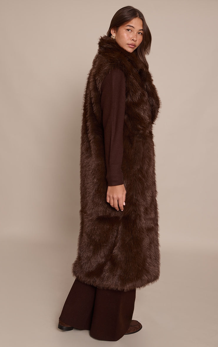 https://cdn-img.prettylittlething.com/2/c/f/9/2cf9801037b5f02fa65edf498cfa4c583d6ad979_CNO0286_2_chocolate_faux_fur_maxi_gilet.jpg