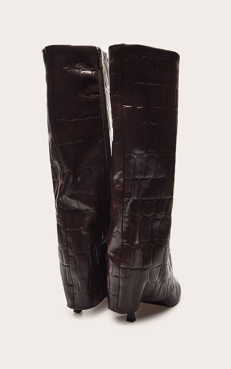 https://cdn-img.prettylittlething.com/4/3/4/f/434f21c6837047c265e66e4ce2794efe847d3cf1_CNP8677_4_chocolate_croc_faux_leather_stiletto_foldover_knee_high_boots.jpg