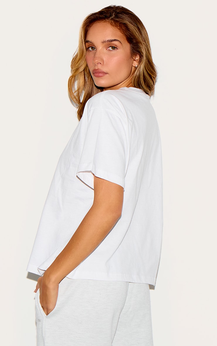 https://cdn-img.prettylittlething.com/5/7/2/c/572c272c19d05e6a78b762838d9bad18d86cca92_CNF8615_2_white_boxy_oversized_t_shirt.jpg
