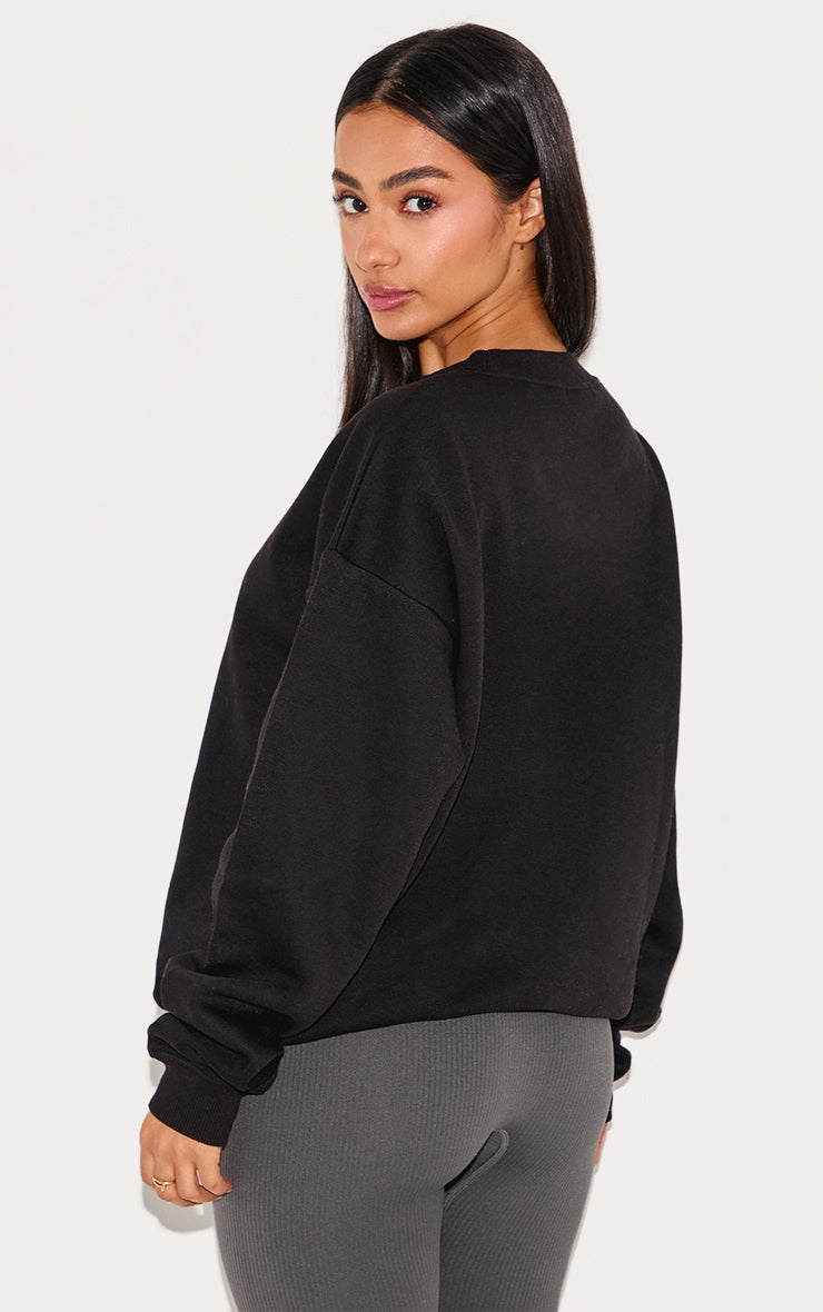 https://cdn-img.prettylittlething.com/5/8/d/7/58d77614ed8b2f798c2dea7acf03a3c53c8bf02e_CNG1318_2_petite_black_ultimate_basic_oversized_sweatshirt.jpg
