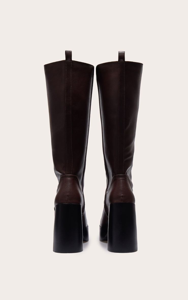 https://cdn-img.prettylittlething.com/7/b/8/1/7b81fe2d0c33891ad014b77a2372235636e4f56c_CNL1914_3_chocolate_pu_wide_fit_square_toe_block_heel_slight_platform_knee_high_boots.jpg