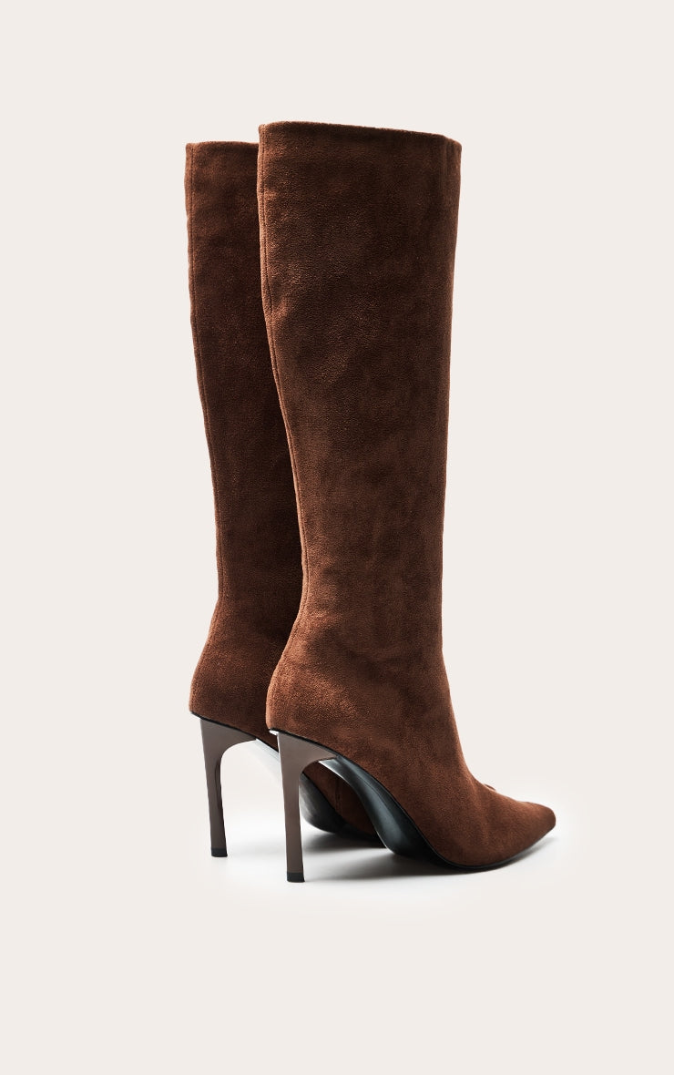 https://cdn-img.prettylittlething.com/a/4/7/1/a471eeb51225154f0c06f57200083e645724a44b_CNP0043_4_mocha_faux_suede_knee_high_stiletto_heeled_boot.jpg