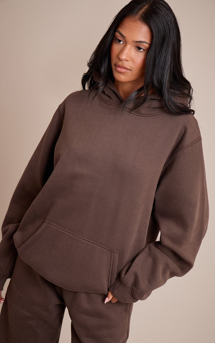 https://cdn-img.prettylittlething.com/a/b/f/1/abf15b05236afdf837d9806625132ab3de62cfc3_CNO4837_1_tall_espresso_oversized_pull_over_hoodie.jpg