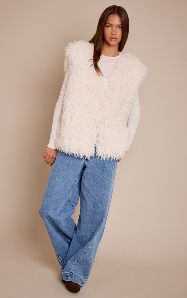 https://cdn-img.prettylittlething.com/b/3/7/f/b37f467275228069c5ad8b5ad261cf78919d19ac_CNO0270_3_cream_mongolian_faux_fur_gilet.jpg
