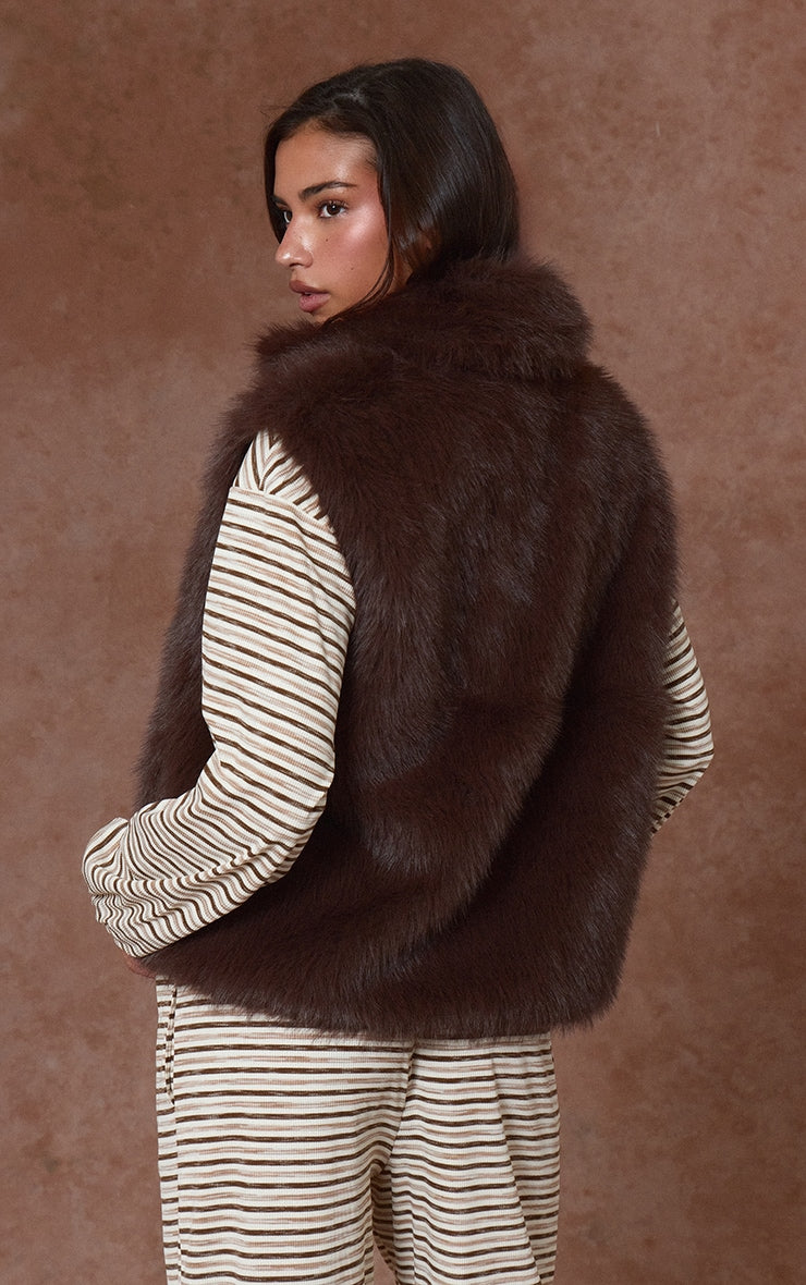 https://cdn-img.prettylittlething.com/b/e/2/2/be229cc40cea498677a2696fd9b6ab9136549f3d_CNO0309_2_chocolate_faux_fur_gilet.jpg
