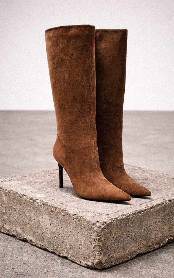 https://cdn-img.prettylittlething.com/c/e/d/6/ced64ea943e76bdad023c3772bf696f488d2ae88_CNP0043_1_chocolate_faux_suede_knee_high_heeled_boot.jpg