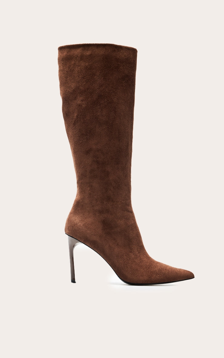 https://cdn-img.prettylittlething.com/e/5/3/3/e53386fcab6053cfa2ade5cfc14a0cf3dd39f35b_CNP0043_2_mocha_faux_suede_knee_high_stiletto_heeled_boot.jpg