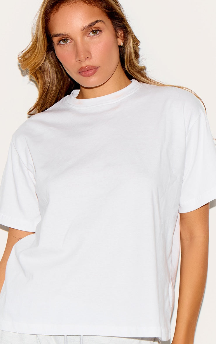 https://cdn-img.prettylittlething.com/f/a/1/e/fa1ee75d478dca3530e35f16d697991d7ae3b1f6_CNF8615_4_white_boxy_oversized_t_shirt.jpg